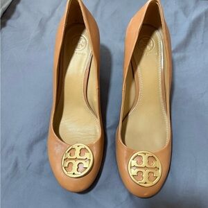 Tory Burch Tan Leather Heels with Gold Logo